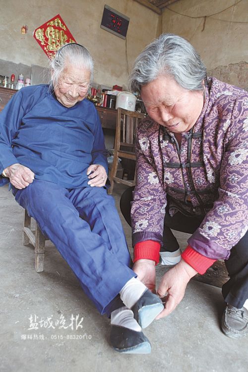 100岁老人潘恒妹——作息跟着太阳 安家跟着铺板