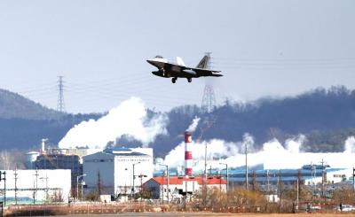 美军f-22战机昨日飞抵乌山空军基地.