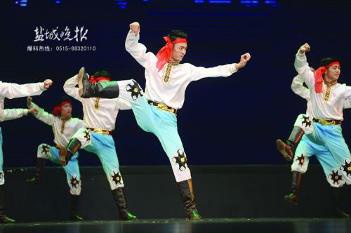三年级男生的蒙古舞跳得有模有样.