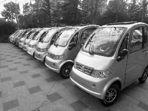 四轮老年代步车