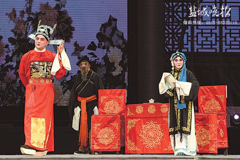 6月7日晚,淮剧国家级非遗传承人裔小萍从艺60周年专场演出,在市文化