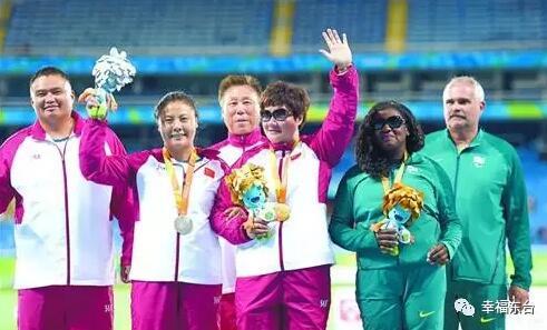 汤红霞(左二)站在领奖台上 汤红霞(左二)站在领奖台上