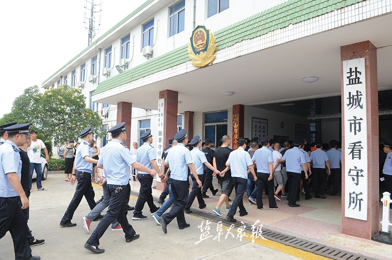 荷枪实弹的巡特警,武警护卫下,徐徐驶入盐城市看守所,20余名犯罪嫌疑