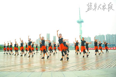 社区健身舞蹈队学习戏曲广播体操