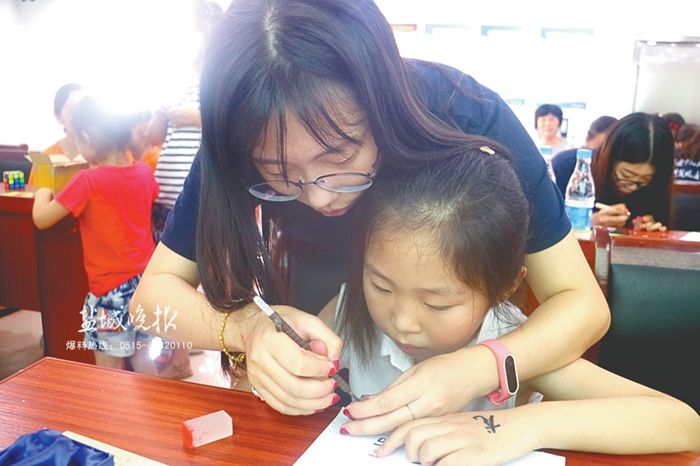 社区办起公益篆刻班 辖区30多名少年儿童参加