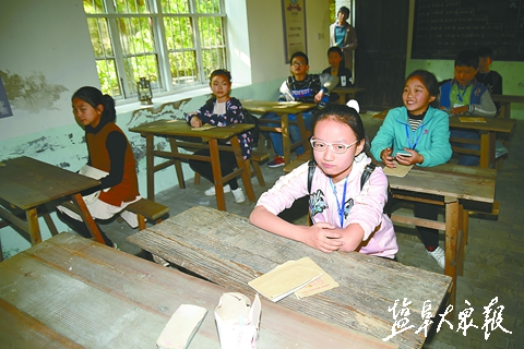 小记者探访油麻地小学 草房子里触摸童年曹文