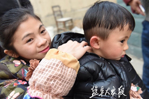 盐城残疾歌手和袖珍妻子坚强乐观 一路爱相随