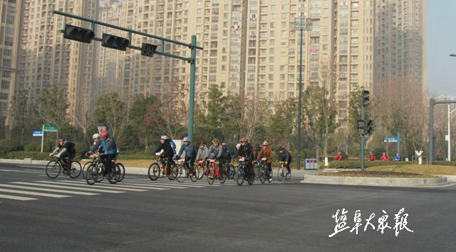 150名市区骑行爱好者 环骑盐城迎接新年到来
