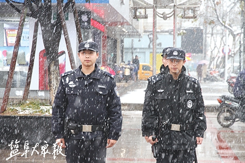漫天大雪中, 他们是盐城最美"雪警"