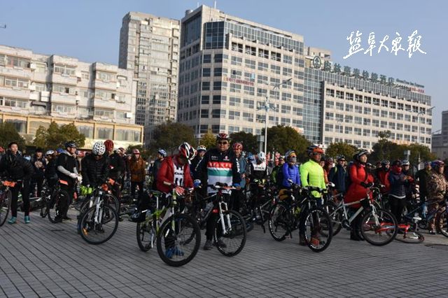 150名市区骑行爱好者 环骑盐城迎接新年到来