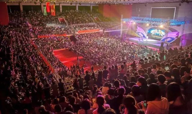 大咖俞敏洪来盐开讲啦!你和俞敏洪之间,只有一