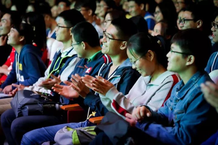 大咖俞敏洪来盐开讲啦!你和俞敏洪之间,只有一