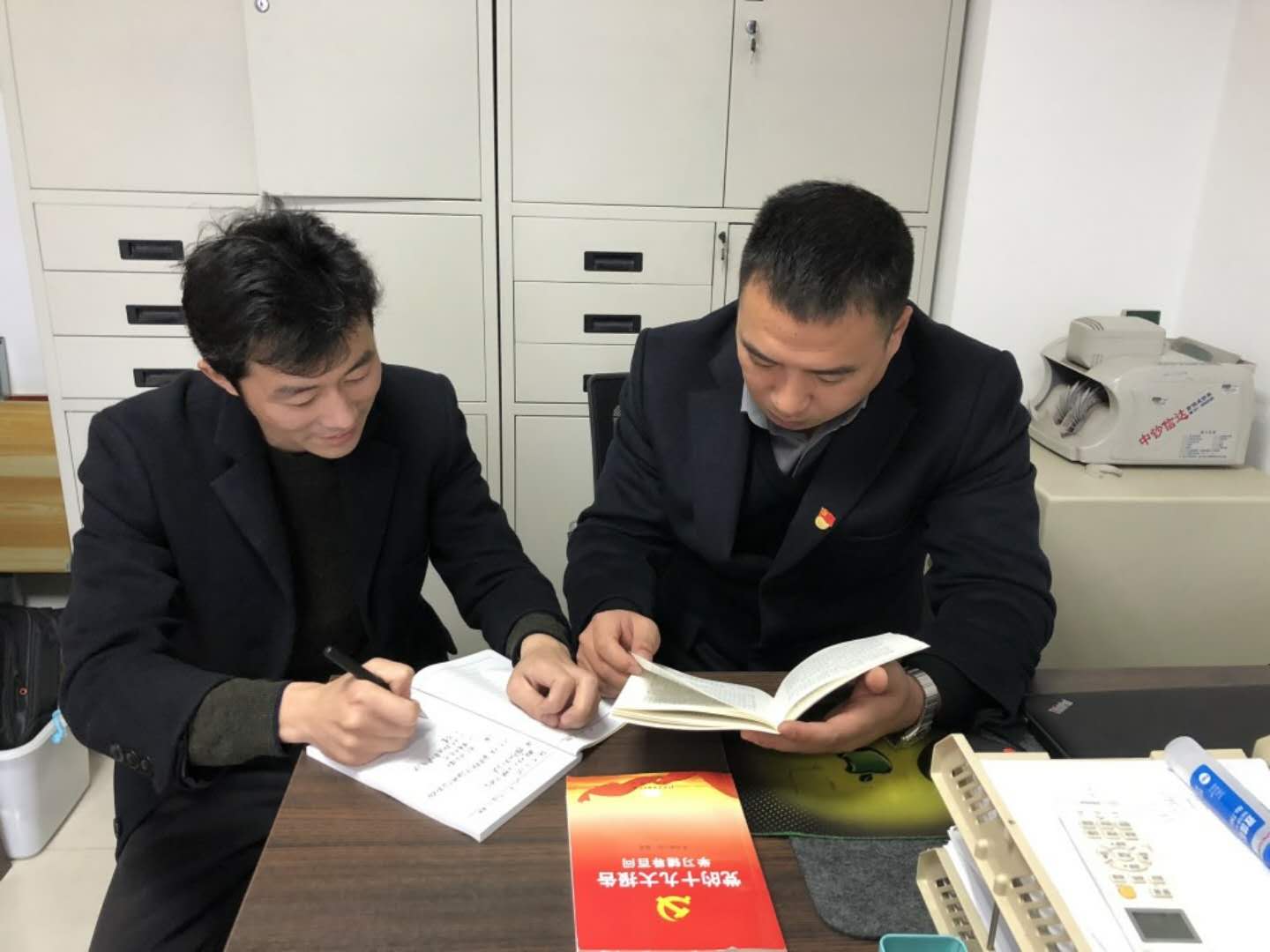 亭湖区人社局社保中心党支部积极开展党员结对