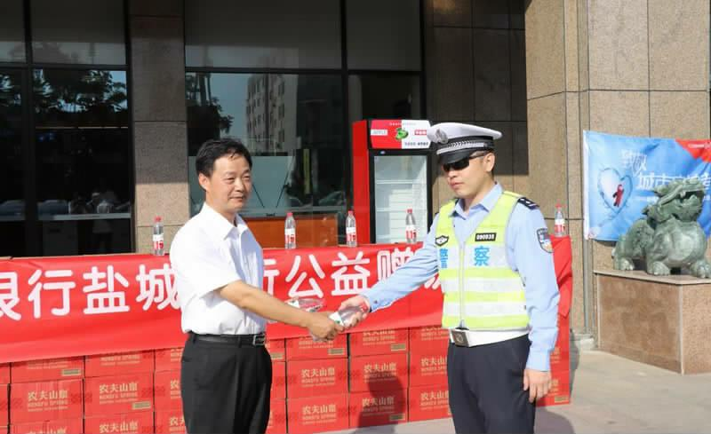 浙商银行盐城分行开展公益赠饮行动