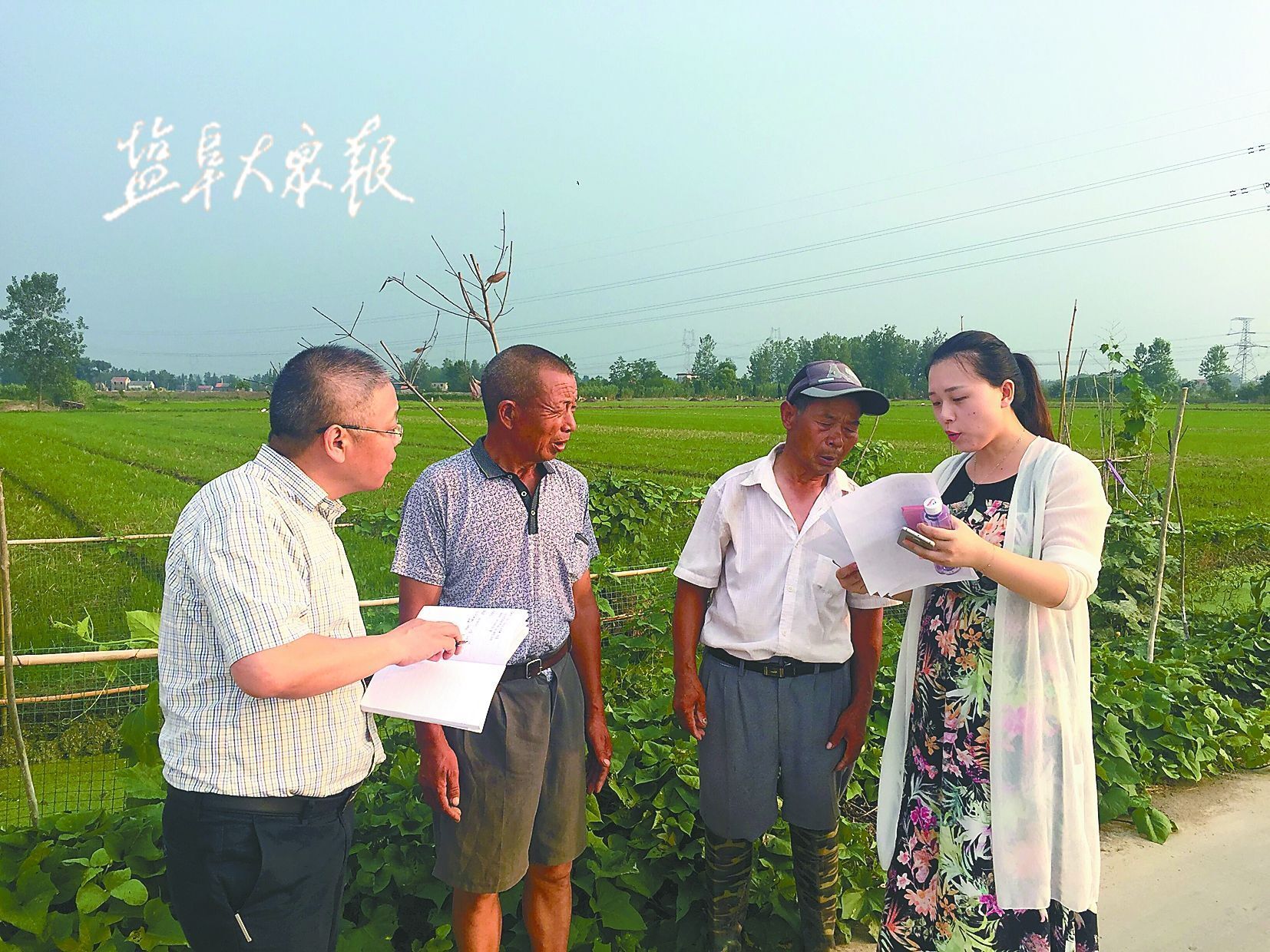 正文8月30日,射阳县特庸镇码头村党总支书记张玉明正在党群服务中心