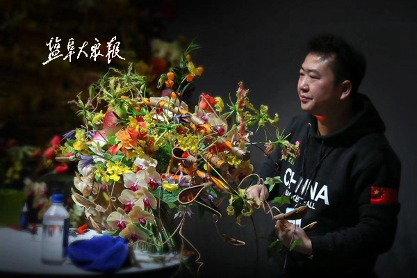 世界杯大赛上 用花艺讲述中国美丽故事 荷兰花海姚伟晋级十强