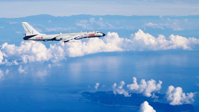 国防部:海军航空兵组织新型战机在南海开展高强度训练