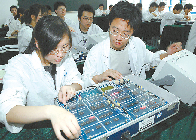 职业教育为经济建设服务