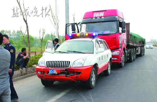 连云港路政车追到响水逼停大货车