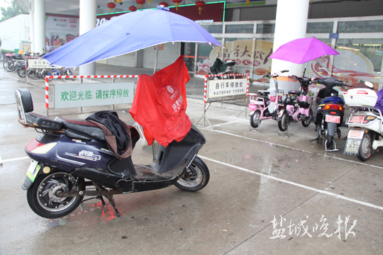 电动车"打伞"隐患多