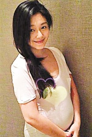 她大方跟媒体畅聊大s怀孕的近况,透露大s肚子非常大,并笑称胎儿是"