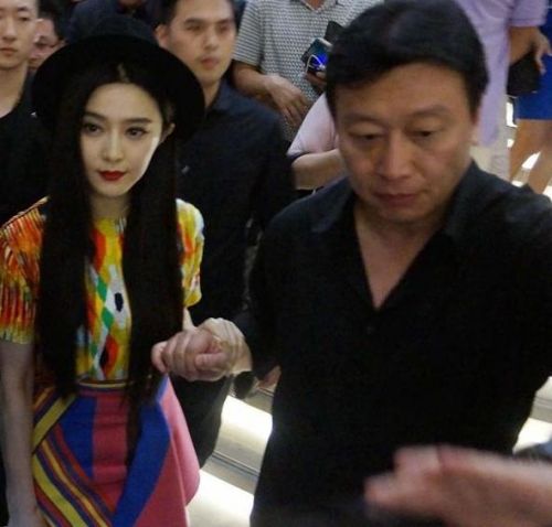 范冰冰获经纪人穆晓光亲密搀扶