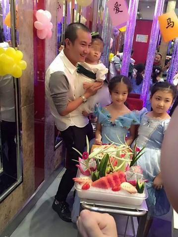 文章抱着小女儿