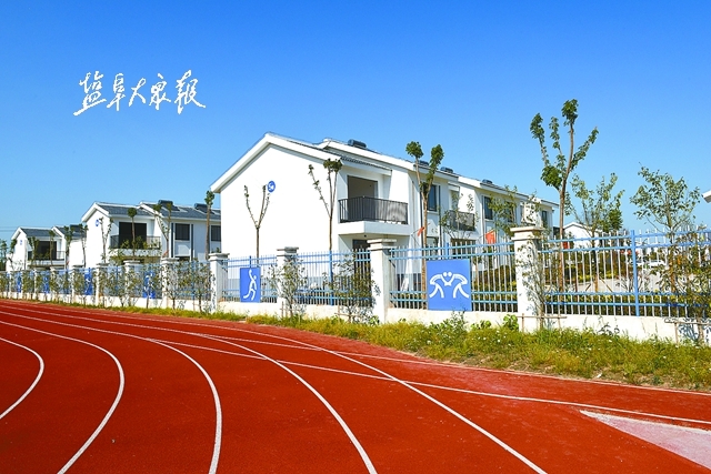 阜宁县新沟镇南湾村,灾后重建的小学操场.