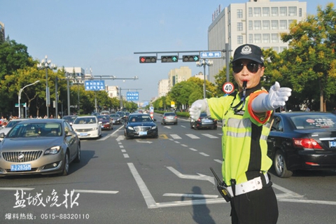 交通违章的少了,礼让行人的多了 盐城街头文明出行成风景