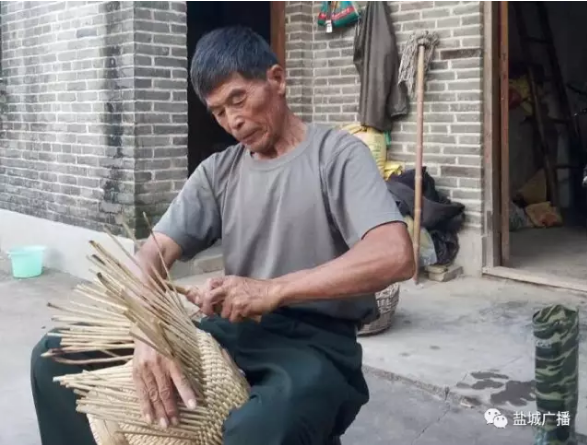 手工木作风靡：匠人精神的传承与创新