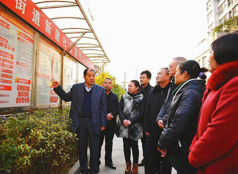 滨海县东坎街道宣讲员正在和居民们一起学习交流十九大精神