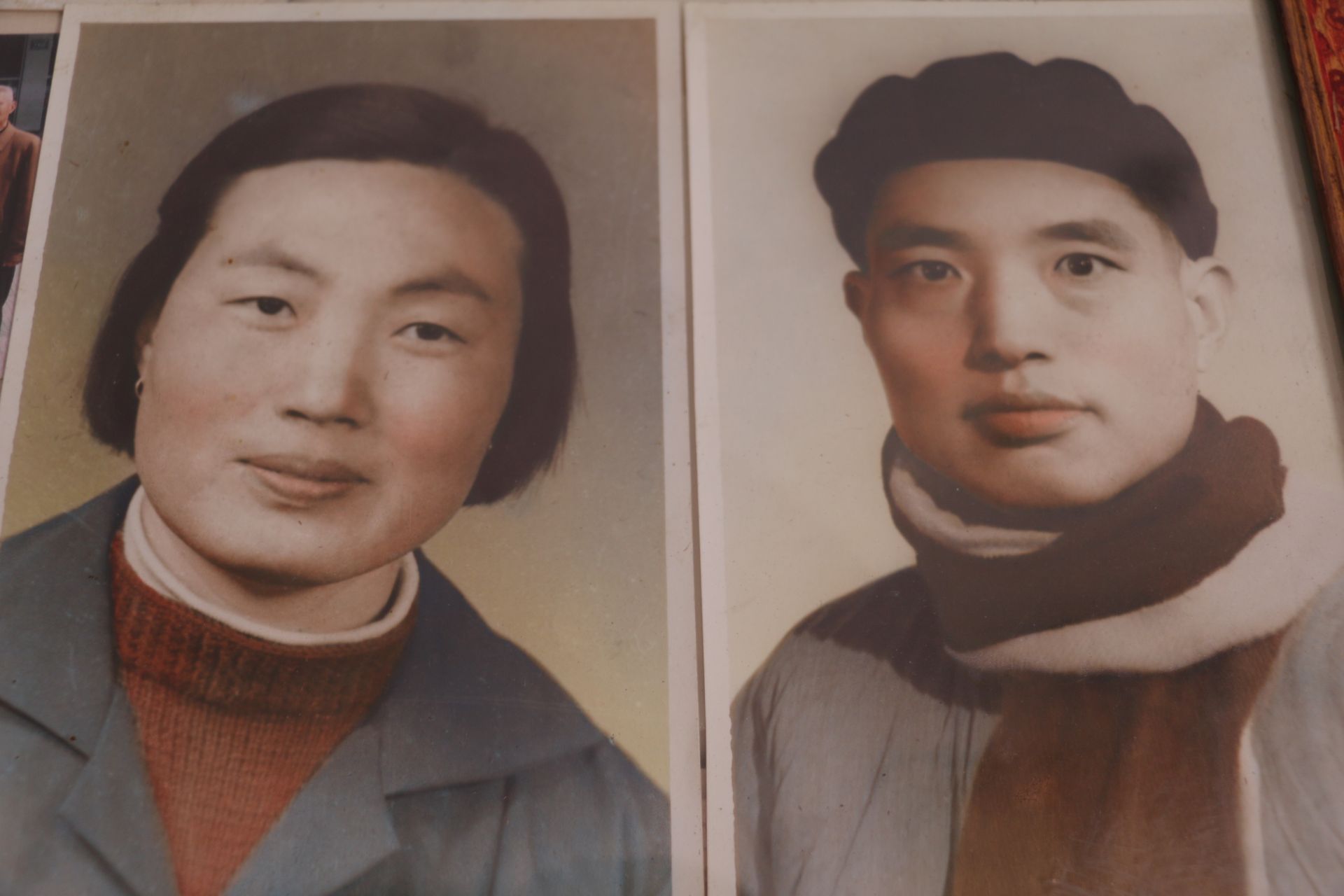 照片上的姚文渊英俊,坚毅,打着围巾,透着那个年代典型的文艺范.