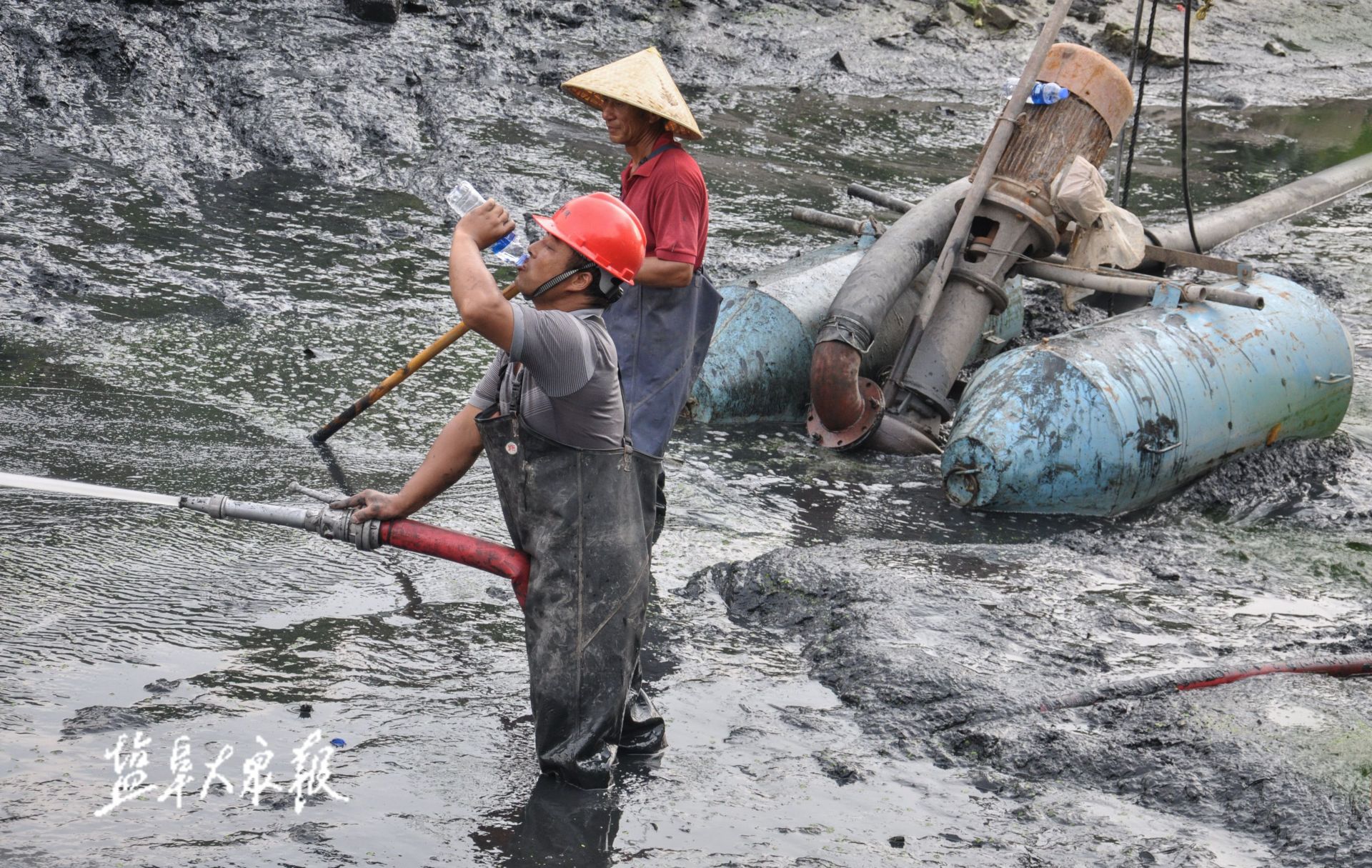 热日下的河道工人