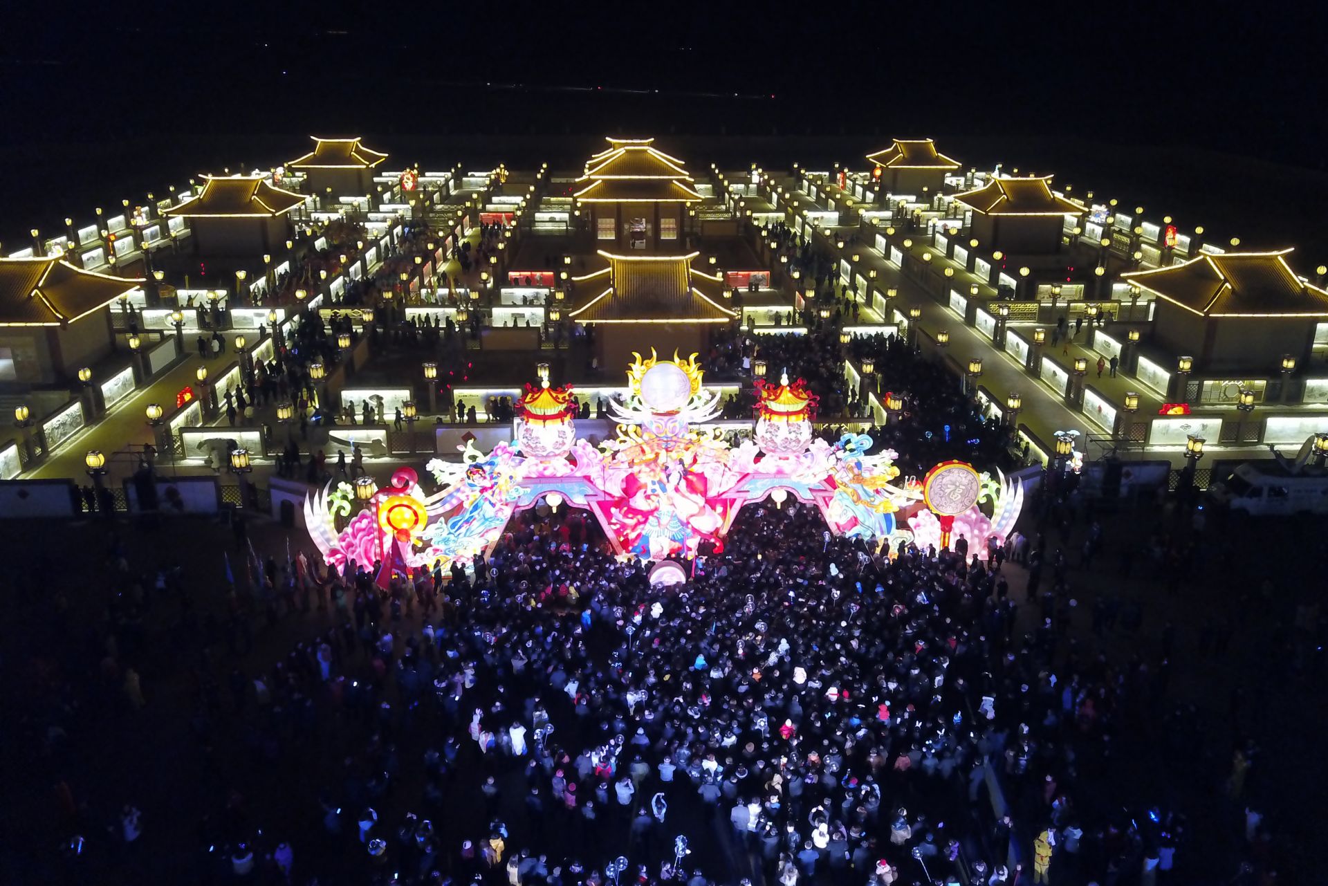 甘肃张掖:九曲黄河灯阵亮灯迎客