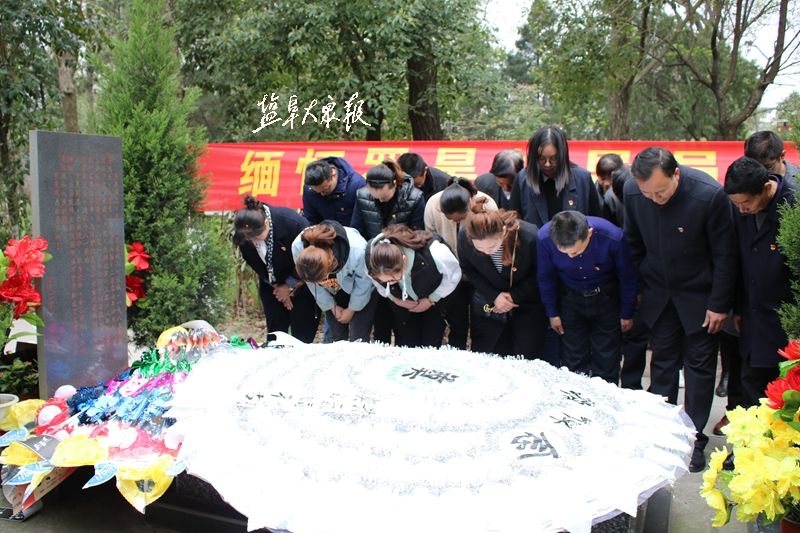 罗昊生前所在部队赴盐城烈士陵园祭奠缅怀烈士