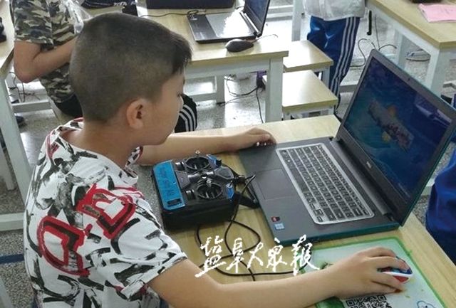 "让孩子掌握更多航空飞行技能 学生暑期无人机技术学习忙