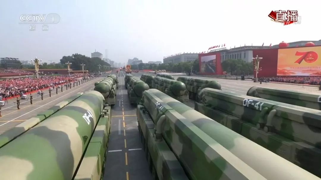 新闻中心 正文16辆新型战略核导弹发射车,在领队赵秋领少将,孙乐少将