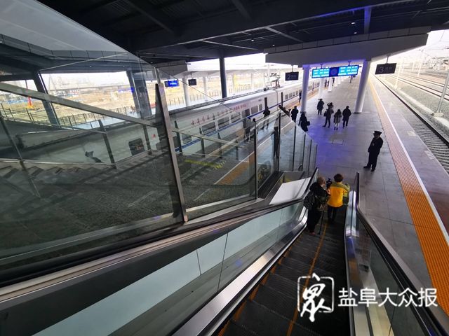 乘客通过电梯来到月台候车