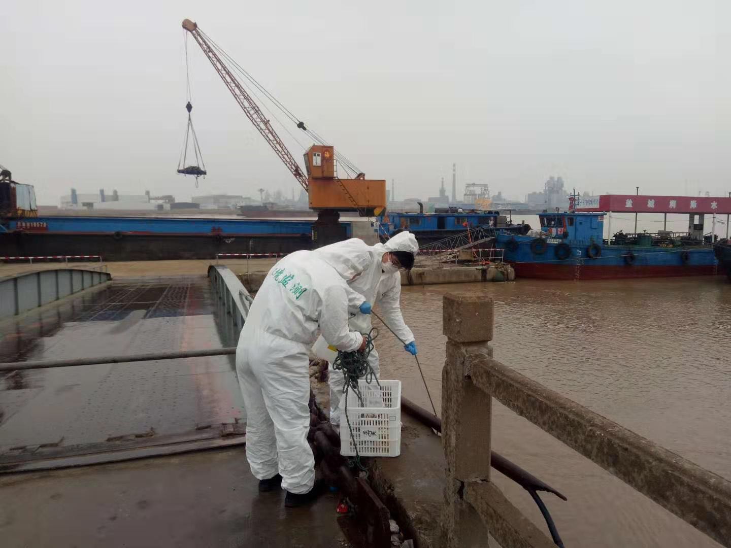 每日赶赴城区各饮用水水源地及相关监控断面开展现场监测与采样工作