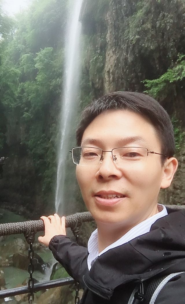 赵春城/     赵春城,市级机关公务员,热爱读书,市作协会员.