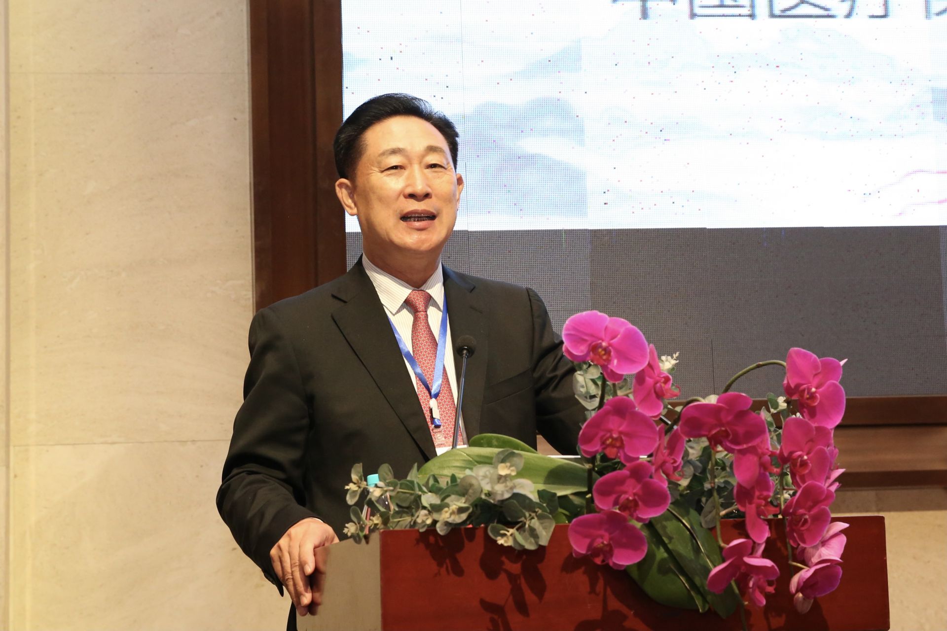 中国工程院院士韩德民围绕"健康医学新时代"进行主旨演讲.