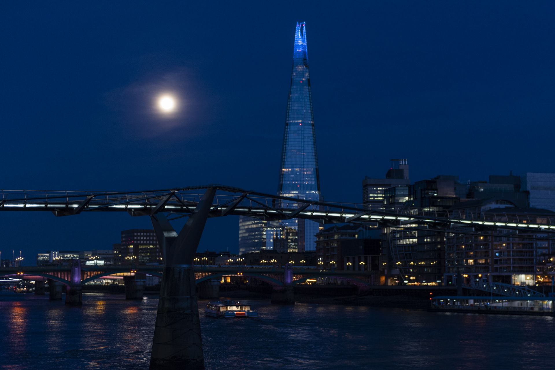 伦敦:"超级月亮"现身夜空