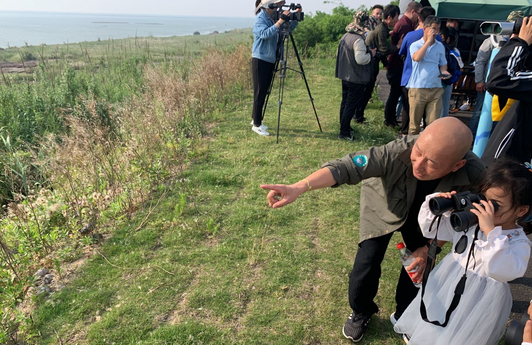 小朋友欢聚"候鸟国际机场"条子泥 和专家老外一起观鸟识鸟迎"六一"