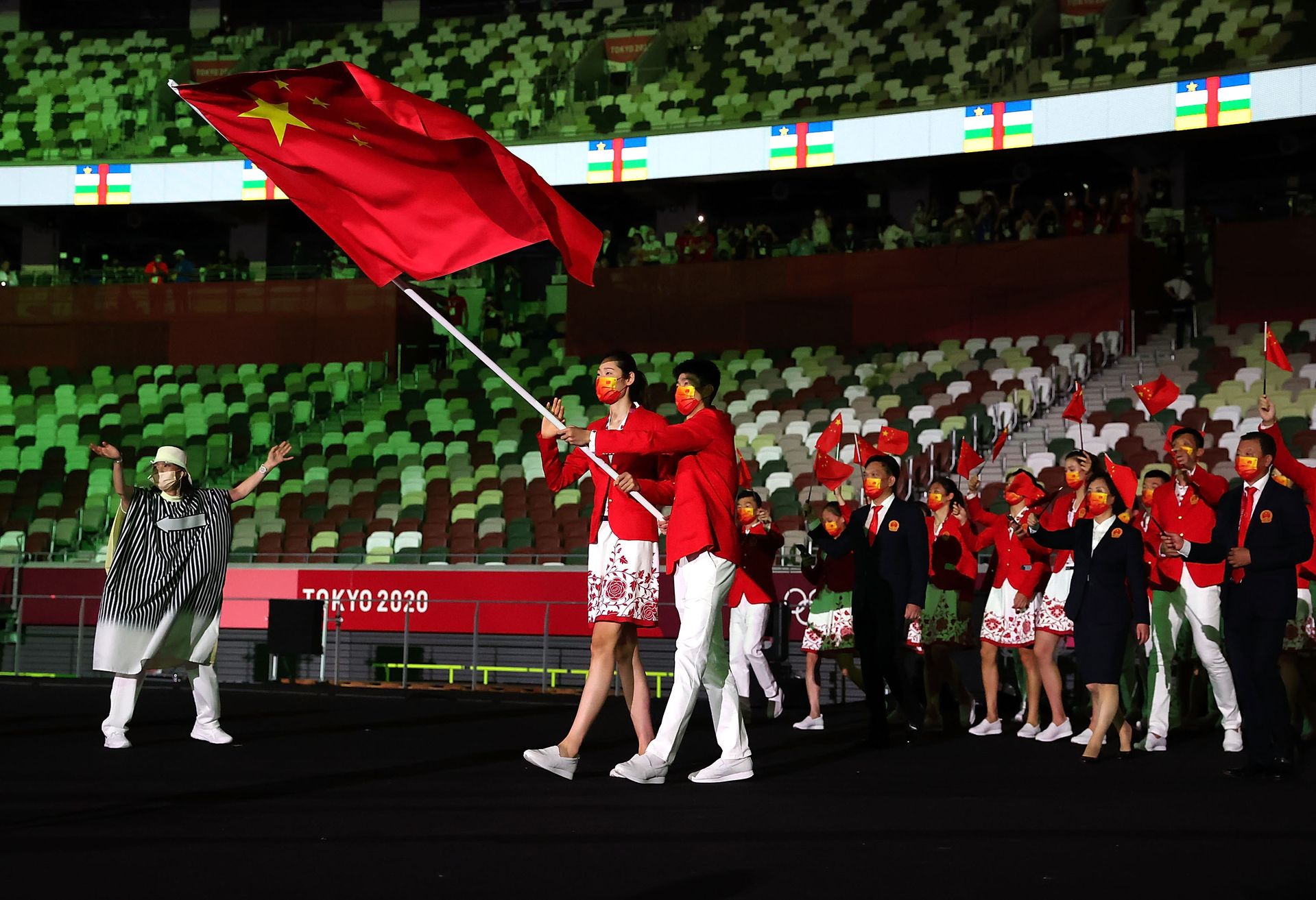 正确的运动会国旗入场图片