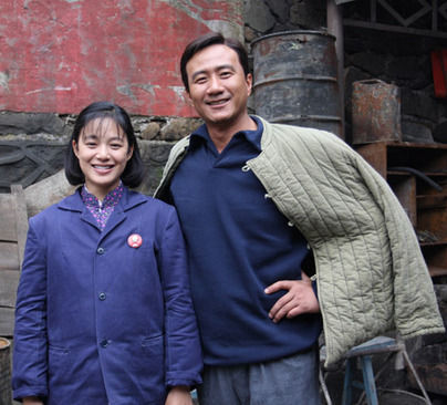 据传胡军(右)出演《金婚风雨情》的片酬高达18万元一集. (资料图)