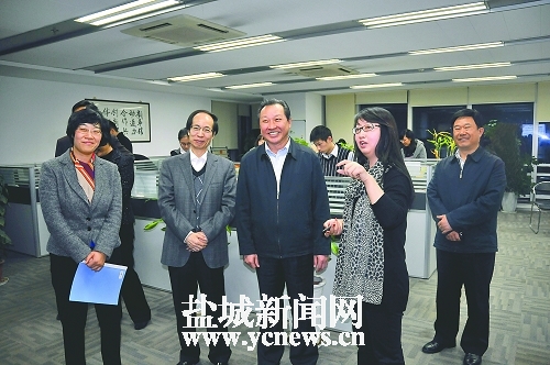 图为市委书记赵鹏在新华社江苏分社社长冯诚(左二)陪同下参观信息平台